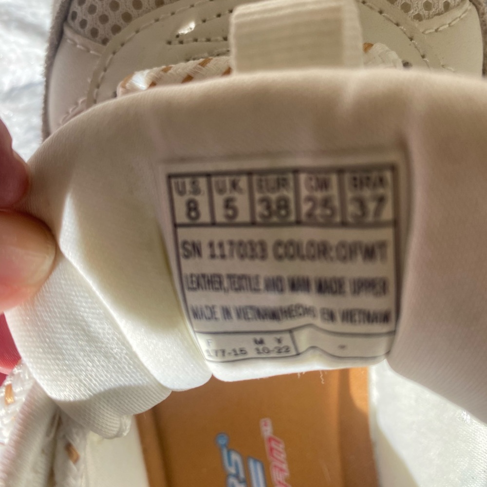 Women’s Size 8 Skechers Bobs With Memory Form - image 4